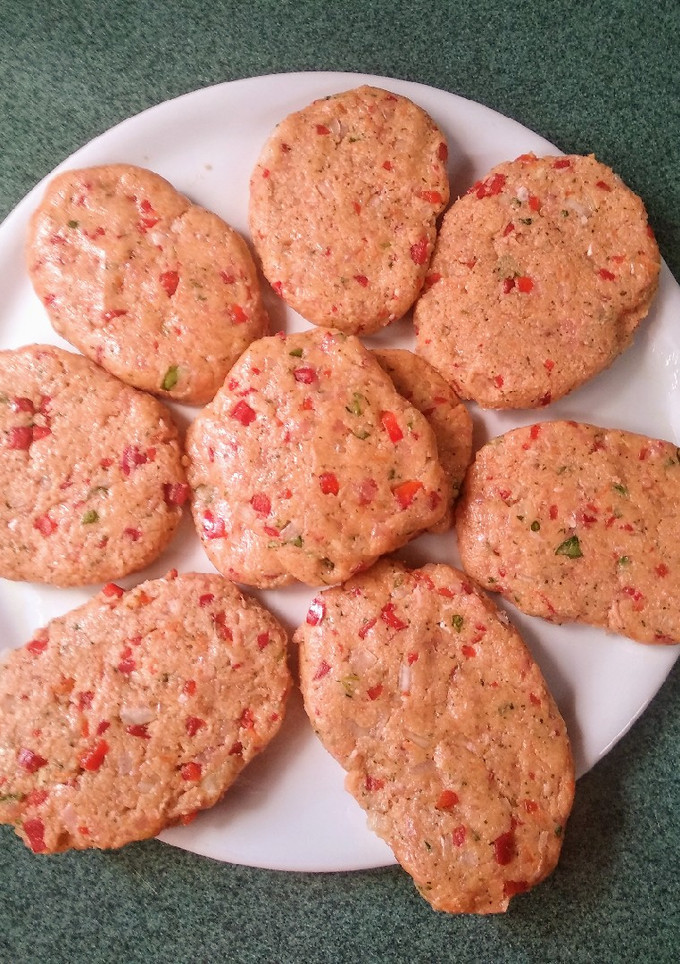 Una foto de Hamburguesa caseras de pollo_ pavo con verduras 🍔