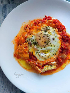 Una foto de Huevos en salsa de tomates y toque de especias