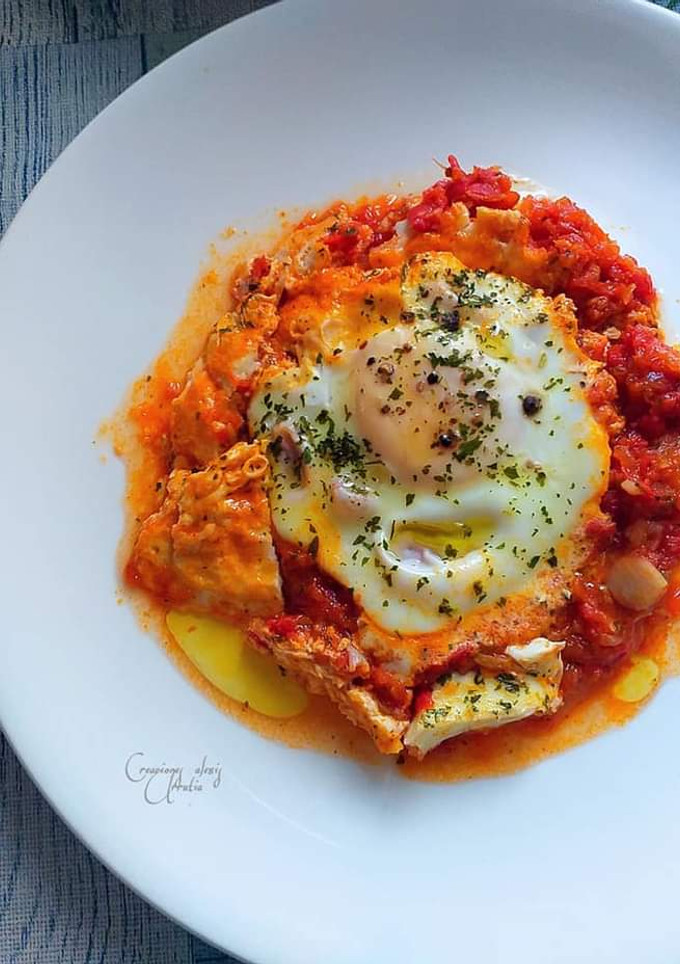 Una foto de Huevos en salsa de tomates y toque de especias