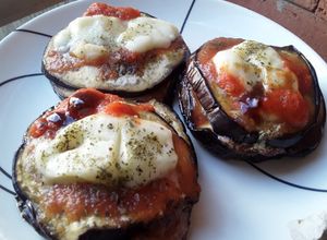 Una foto de Torrecitas🤔de berenjena🍆 con tomate frito🍅
