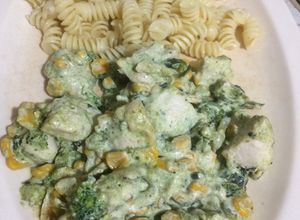 Una foto de Pollo en rajas de chile poblano