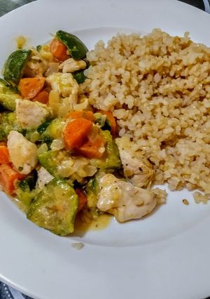 Una foto de Salteado de pollo y verduras con arroz yamaní