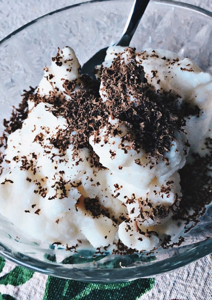 Una foto de Helado chocolate blanco casero🍦