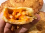 Una foto de pastelitos de jamón y queso