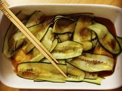 Una foto de carpaccio de pepino
