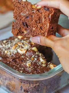 Una foto de Bizcocho de chocolate y avellanas al micro