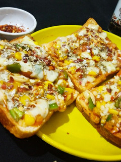 બ્રેડ પીઝા (Bread Pizza Recipe In Gujarati) રેસીપી મુખ્ય ફોટો
