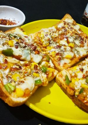 બ્રેડ પીઝા (Bread Pizza Recipe In Gujarati) રેસીપી મુખ્ય ફોટો