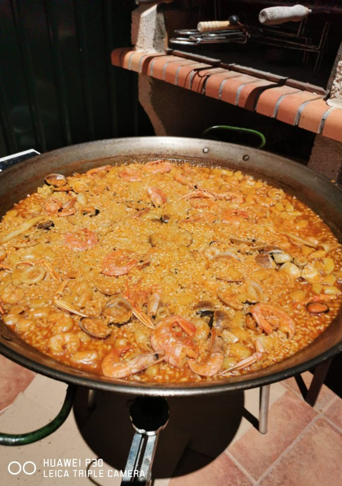 Una foto de Paella de marisco