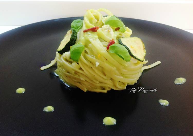 Trenette con orata, crema di zucchine e basilico, e zucchine fritte