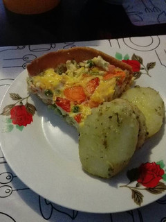 Una foto de Tartaleta de verduras con pollo y papas salteadas al orégano
