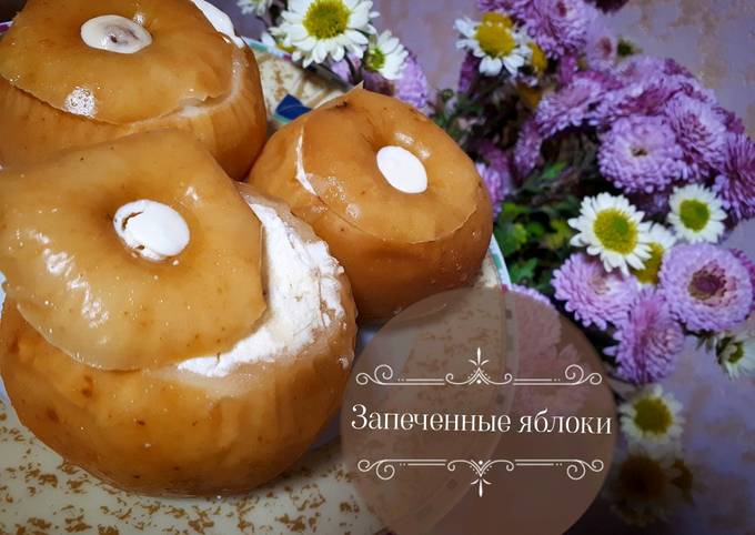 Яблоки, запеченные с творогом, изюмом и орехами