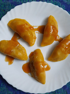 A picture of Palm dumplings stuffed with sweetened coconut.