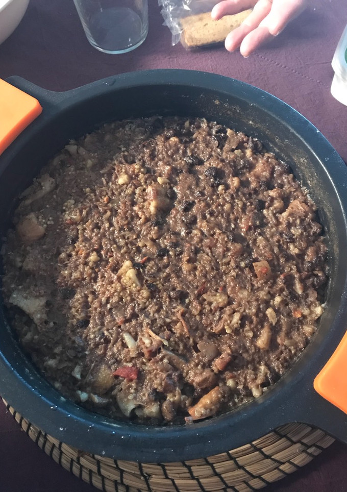 Una foto de Quinoa de ropa vieja, coliflor, costillas y morcilla