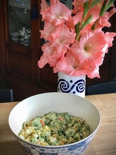 Una foto de Ensalada de melocotón con aguacate y surimi