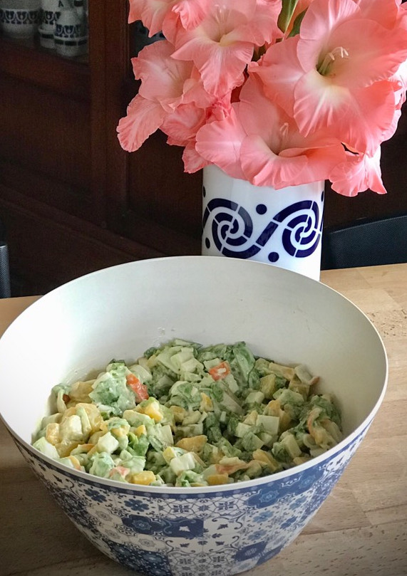 Una foto de Ensalada de melocotón con aguacate y surimi