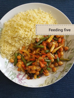 Una foto de Salteado de verduras y garbanzos con cous cous