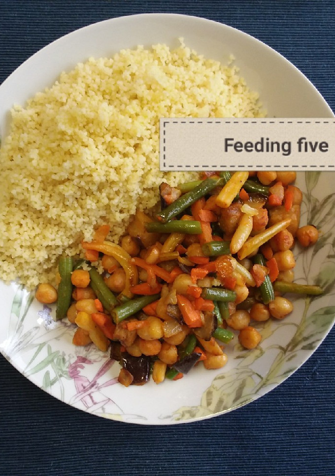 Una foto de Salteado de verduras y garbanzos con cous cous