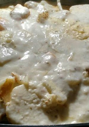 Una foto de Bifes de pollo a la mostaza con papas y salsa blanca