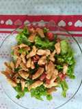 Ensalada fresca y ligera con tiras de pollo