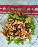 Ensalada fresca y ligera con tiras de pollo