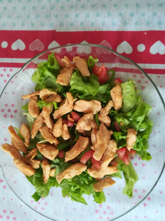 Una foto de Ensalada fresca y ligera con tiras de pollo