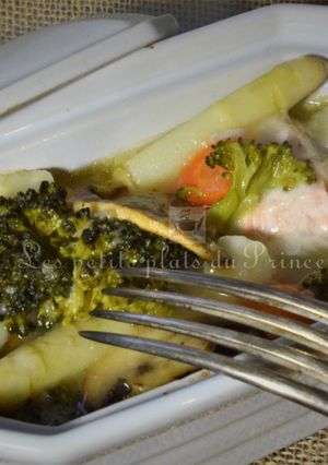 Une photo de Cocotte de saumon aux petits légumes de printemps