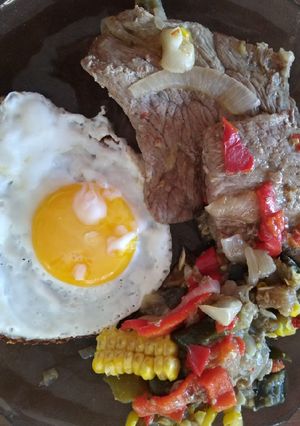 Una foto de Churrasquitos a la cacerola con morrón y cebolla