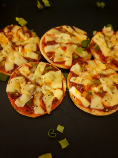 બેબી પીઝા (Baby Pizza Recipe In Gujarati) રેસીપી મુખ્ય ફોટો