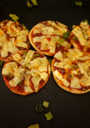 બેબી પીઝા (Baby Pizza Recipe In Gujarati) રેસીપી મુખ્ય ફોટો