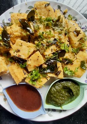 खमण ढोकळा (dhokla recipe in marathi) रेसिपी चे मुख्य फोटो 