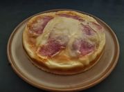 Une photo de oeuf fromage a raclette