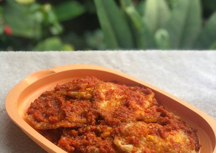 Gampangnya Menyajikan Telur ceplok sambal balado Ala Rumahan