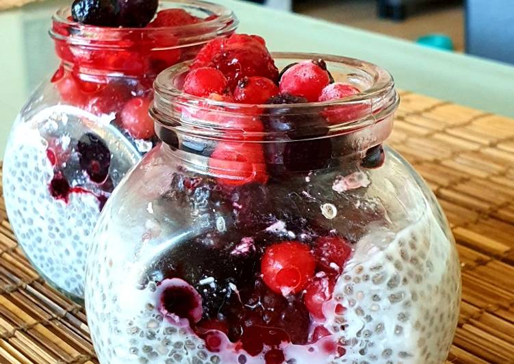 Recipe of Tasty Chia pudding: Forrest fruit &amp; coconut 🍇🍓🥥