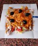 Ensalada de pollo al horno, aceitunas negras y zanahoria