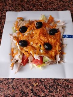 Una foto de Ensalada de pollo al horno, aceitunas negras y zanahoria