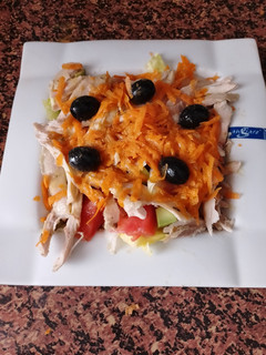 Una foto de Ensalada de pollo al horno, aceitunas negras y zanahoria