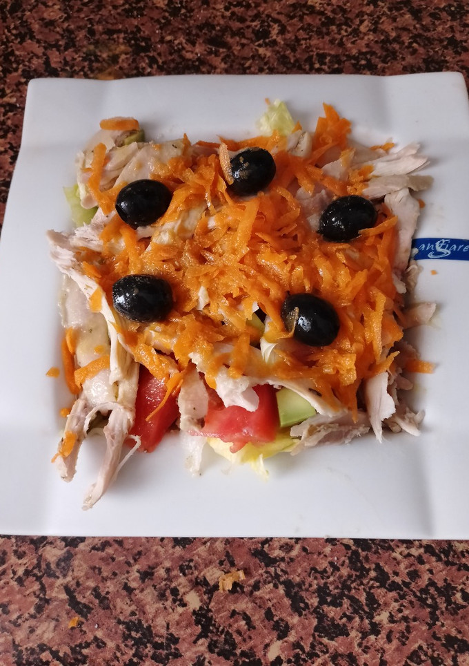 Una foto de Ensalada de pollo al horno, aceitunas negras y zanahoria