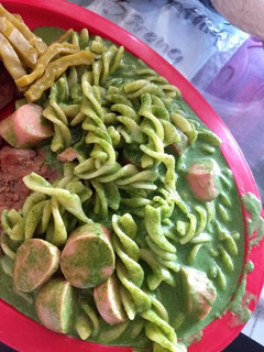 Una foto de Sopa para Hulk, pasta espinacas y salchichas
