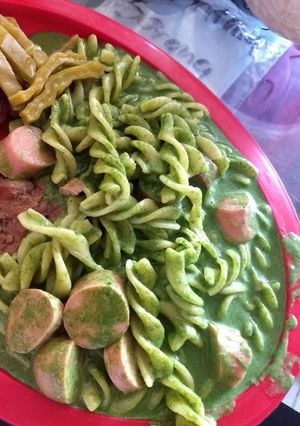 Una foto de Sopa para Hulk, pasta espinacas y salchichas