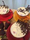 Tiramisù alle fragole con riccioli di cioccolato fondente