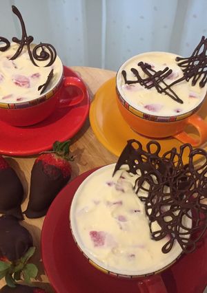 Foto di Tiramisù alle fragole con riccioli di cioccolato fondente
