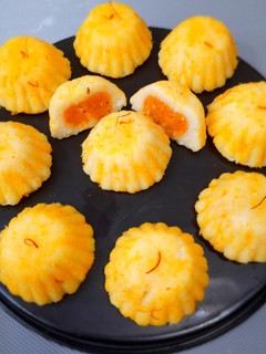 સ્ટફડ માવા & કોકોનટ કેસર લડ્ડુ(Stuffed Mawa coconut Saffron Laddu Recipe In Gujarati) રેસીપી મુખ્ય ફોટો