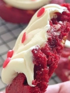 Una foto de Galletitas red velvet con frasting de queso crema