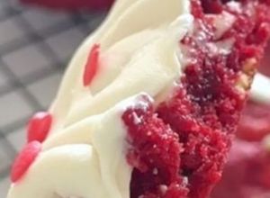 Una foto de Galletitas red velvet con frasting de queso crema