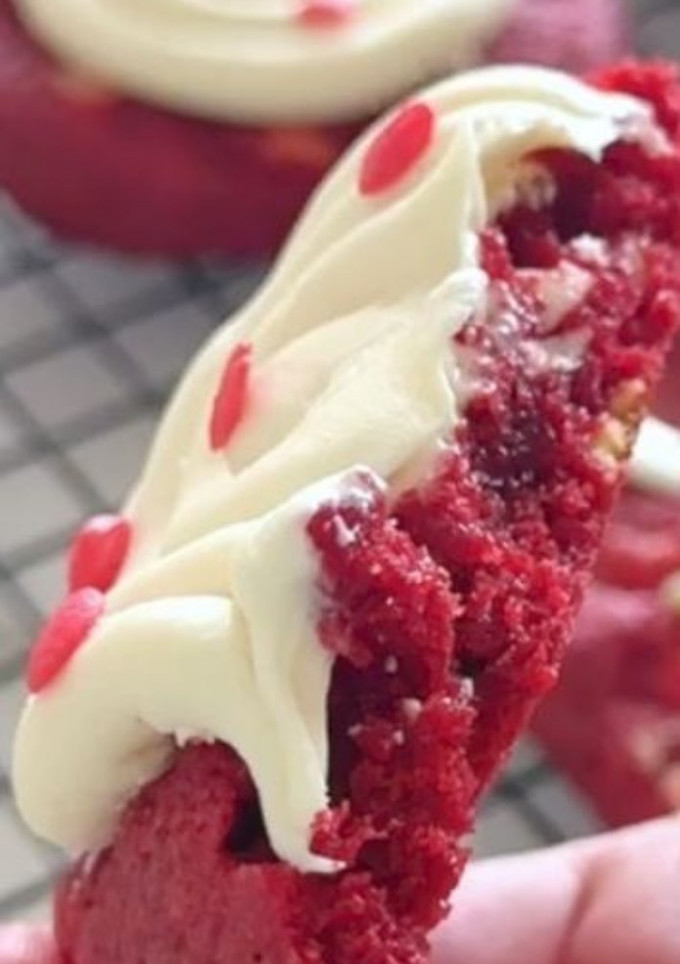 Una foto de Galletitas red velvet con frasting de queso crema