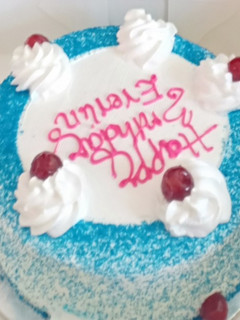 A picture of Blue berry cake.