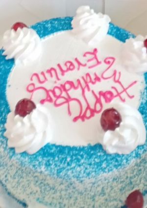 A picture of Blue berry cake.