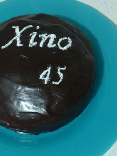 Una foto de Tarta de chocolate al micro rellena de mermelada de fresa y nutella