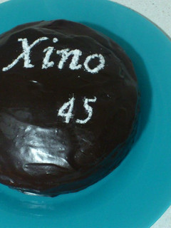 Una foto de Tarta de chocolate al micro rellena de mermelada de fresa y nutella